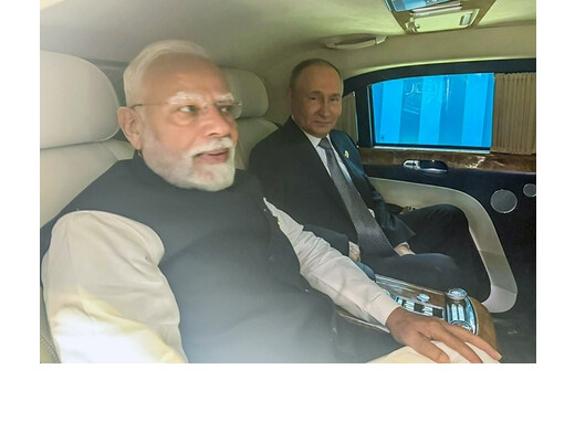 पीएम मोदी और पुतिन का याराना, द्विपक्षीय बैठक के लिए एक ही कार में पहुंचे